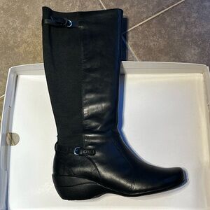 NWOT - Women’s Hush Puppies waterproof leather boots. side zipper - size 8